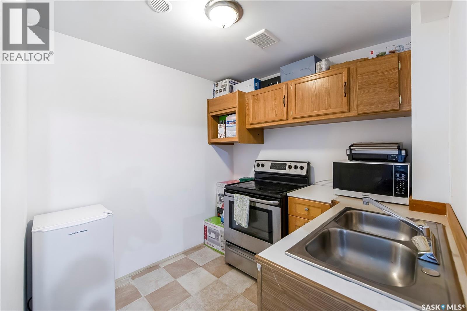 515 Coad Crescent, Saskatoon, SK - Indoor Photo Showing Kitchen With Double Sink