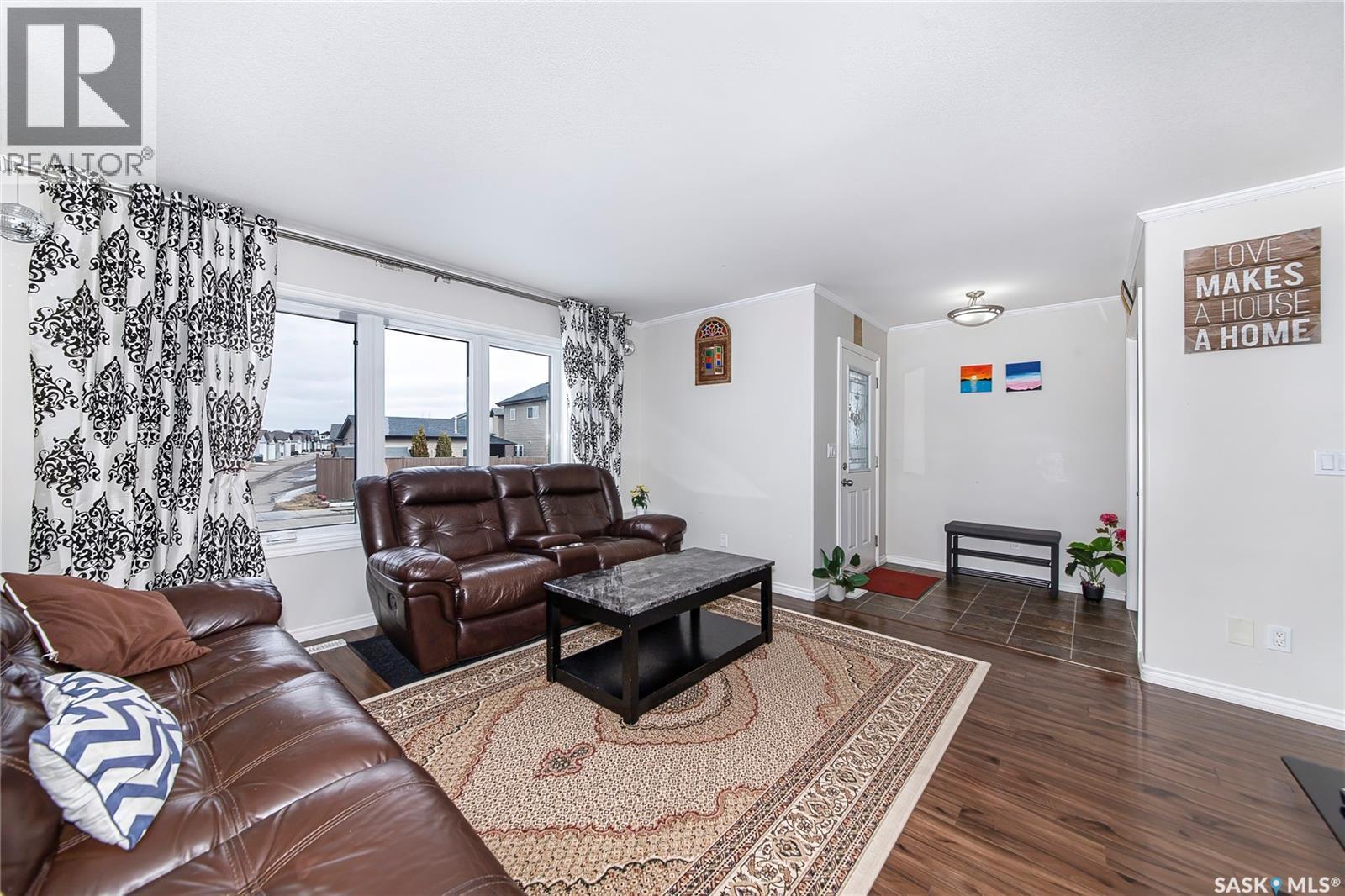 515 Coad Crescent, Saskatoon, SK - Indoor Photo Showing Living Room