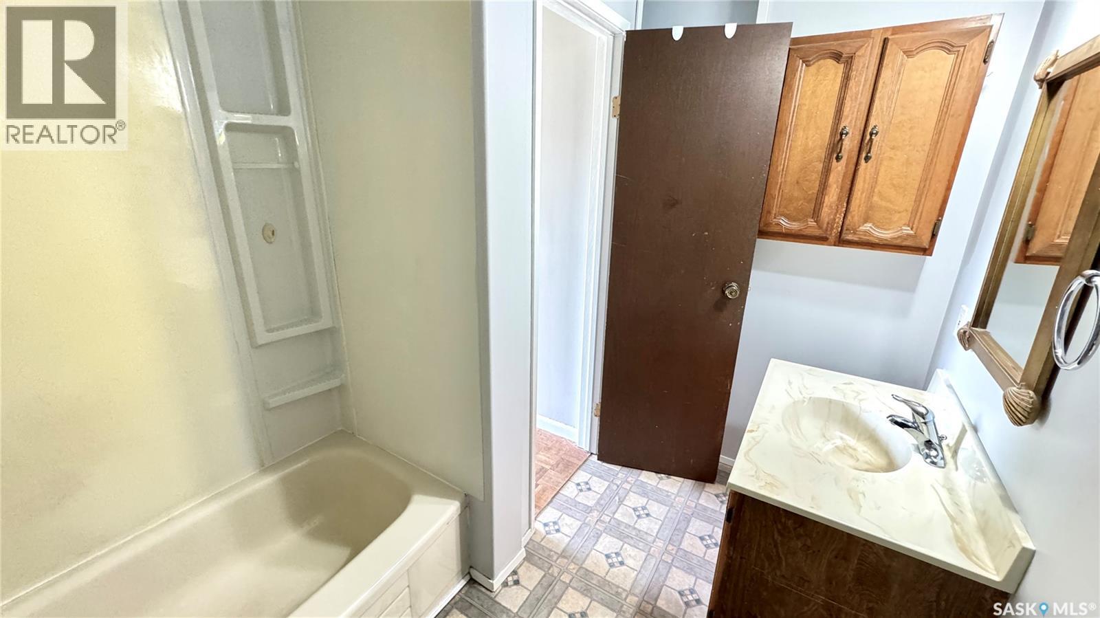 209 1St Street E, Dinsmore, SK - Indoor Photo Showing Bathroom