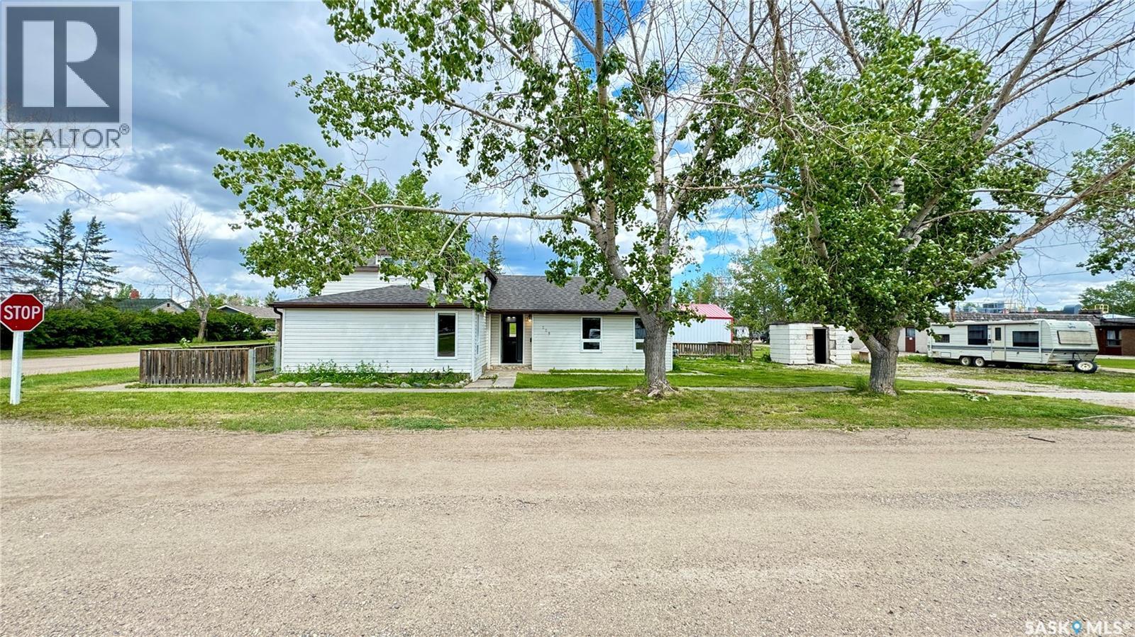 209 1St Street E, Dinsmore, SK - Outdoor