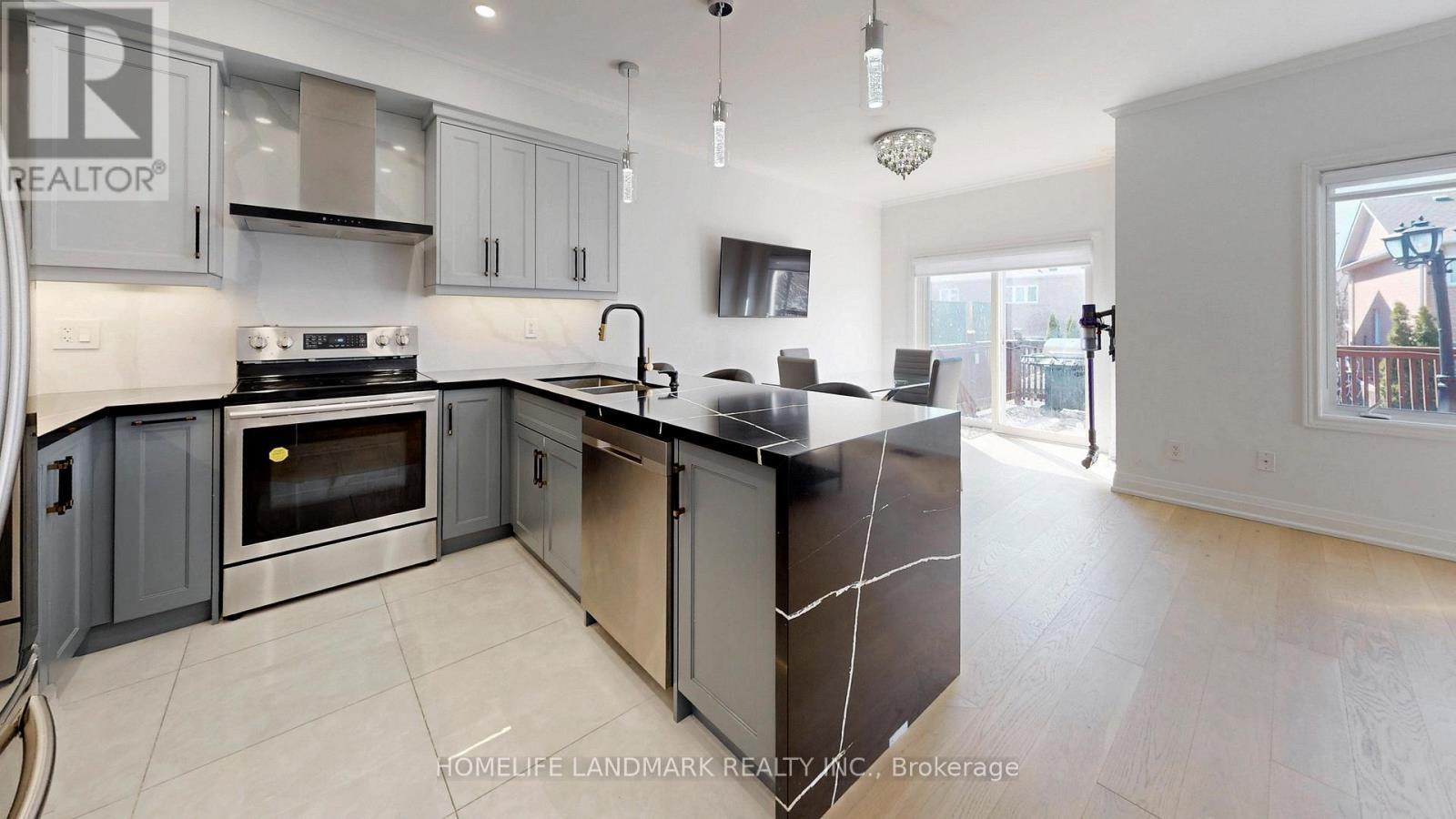 32 Arco Circle, Vaughan, ON - Indoor Photo Showing Kitchen With Stainless Steel Kitchen With Double Sink With Upgraded Kitchen
