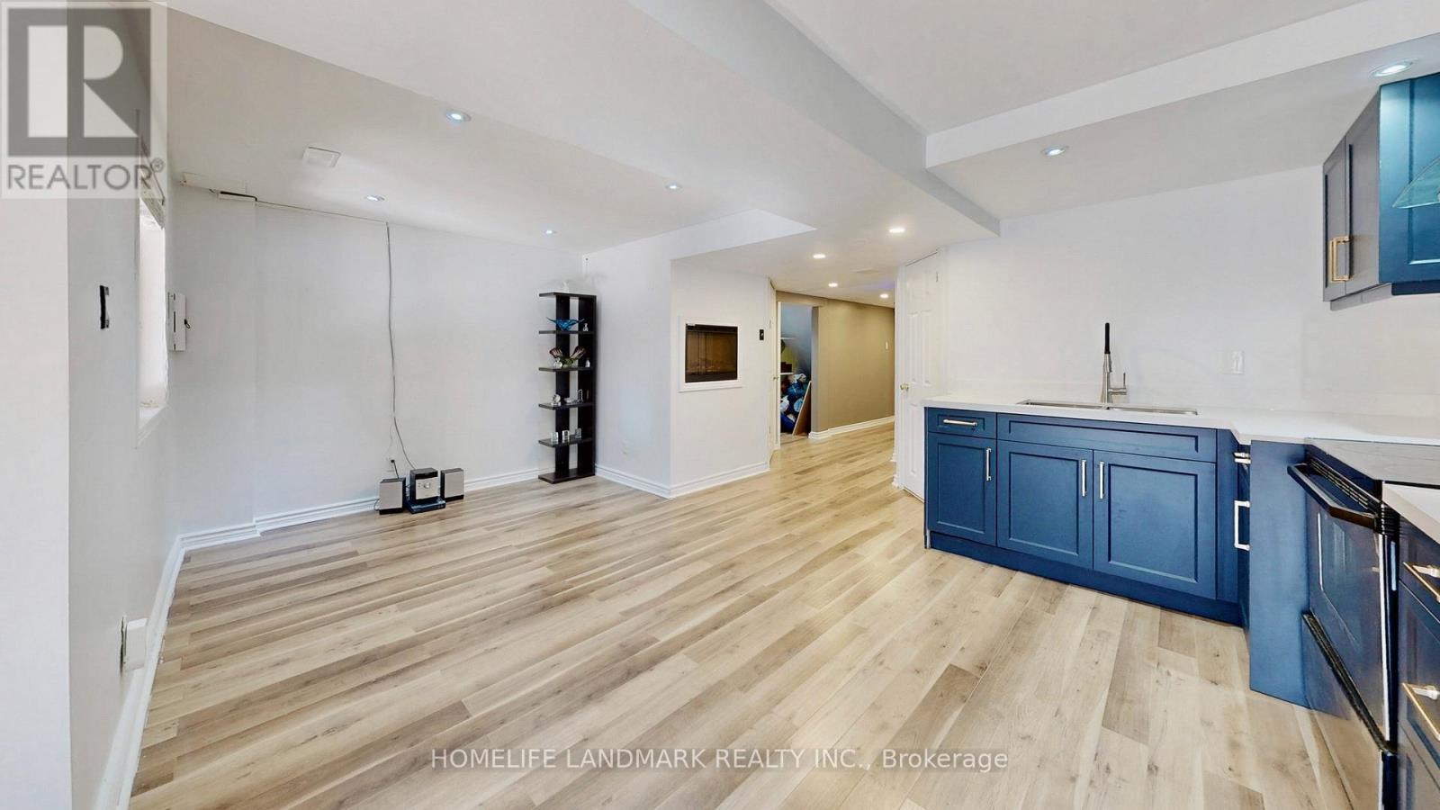 32 Arco Circle, Vaughan, ON - Indoor Photo Showing Kitchen