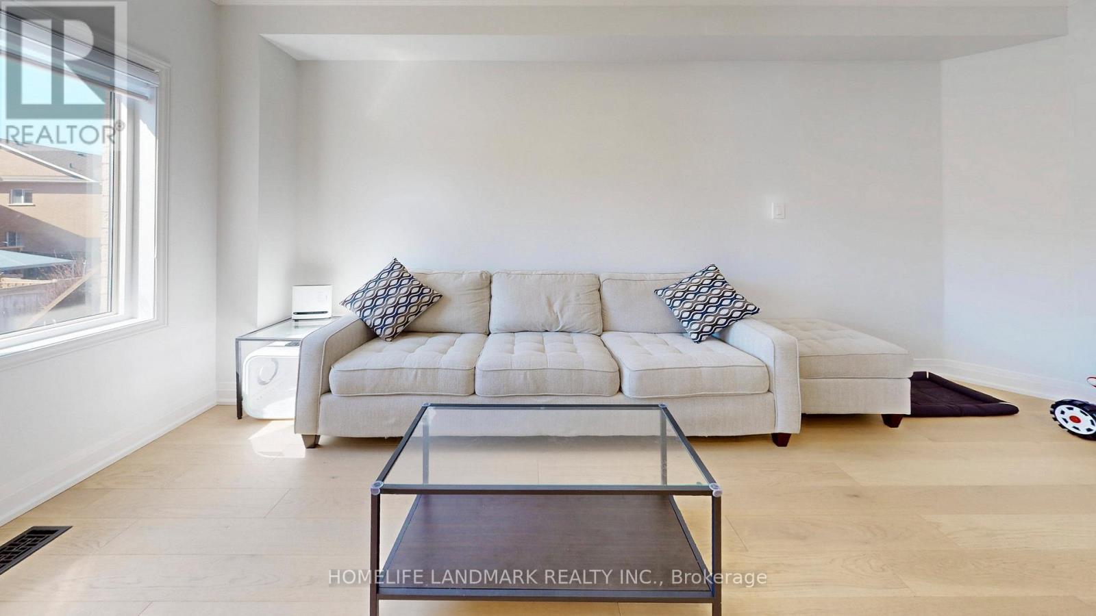 32 Arco Circle, Vaughan, ON - Indoor Photo Showing Living Room