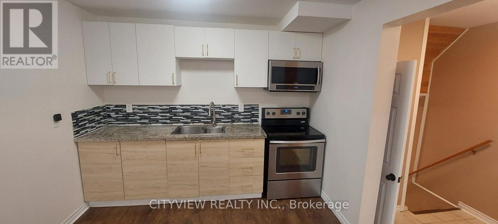 28 Foxacre Row, Brampton, ON - Indoor Photo Showing Kitchen