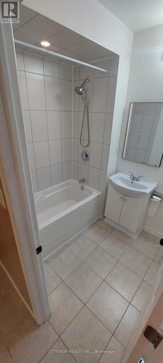 28 Foxacre Row, Brampton, ON - Indoor Photo Showing Bathroom