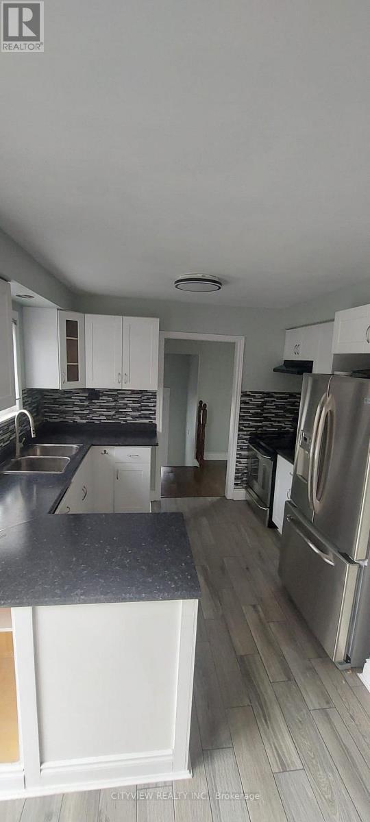 28 Foxacre Row, Brampton, ON - Indoor Photo Showing Kitchen