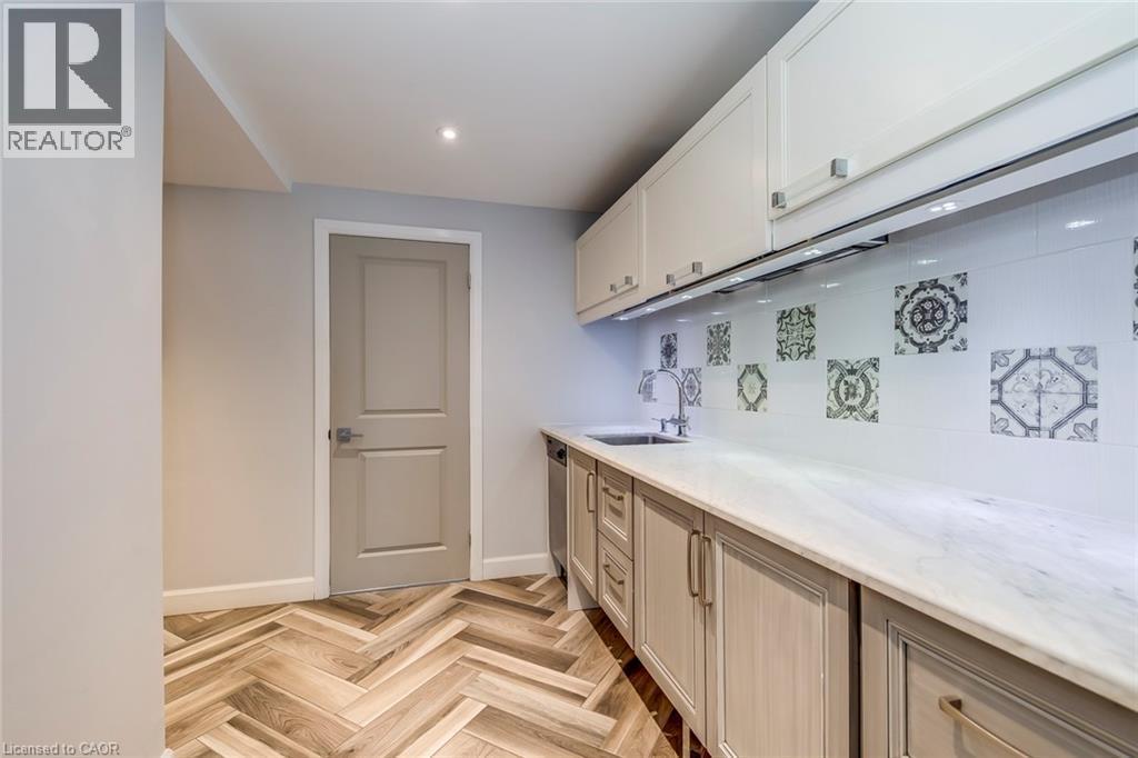 4306 Lakeshore Road, Burlington, ON - Indoor