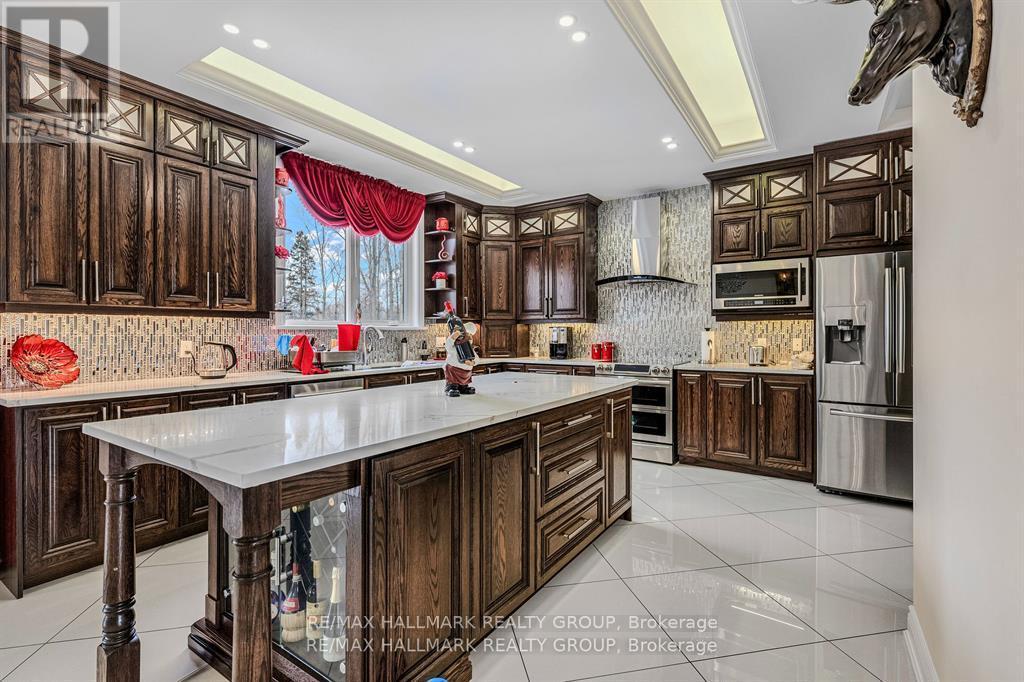 699 Ballycastle Crescent, Ottawa, ON - Indoor Photo Showing Kitchen With Upgraded Kitchen