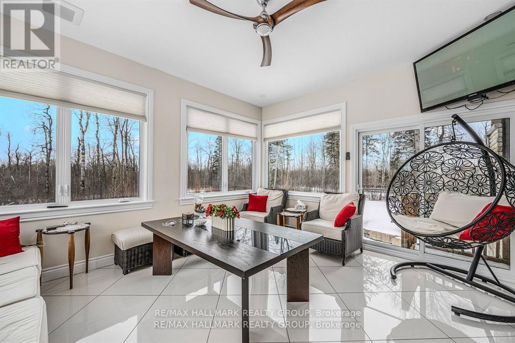 699 Ballycastle Crescent, Ottawa, ON - Indoor Photo Showing Living Room