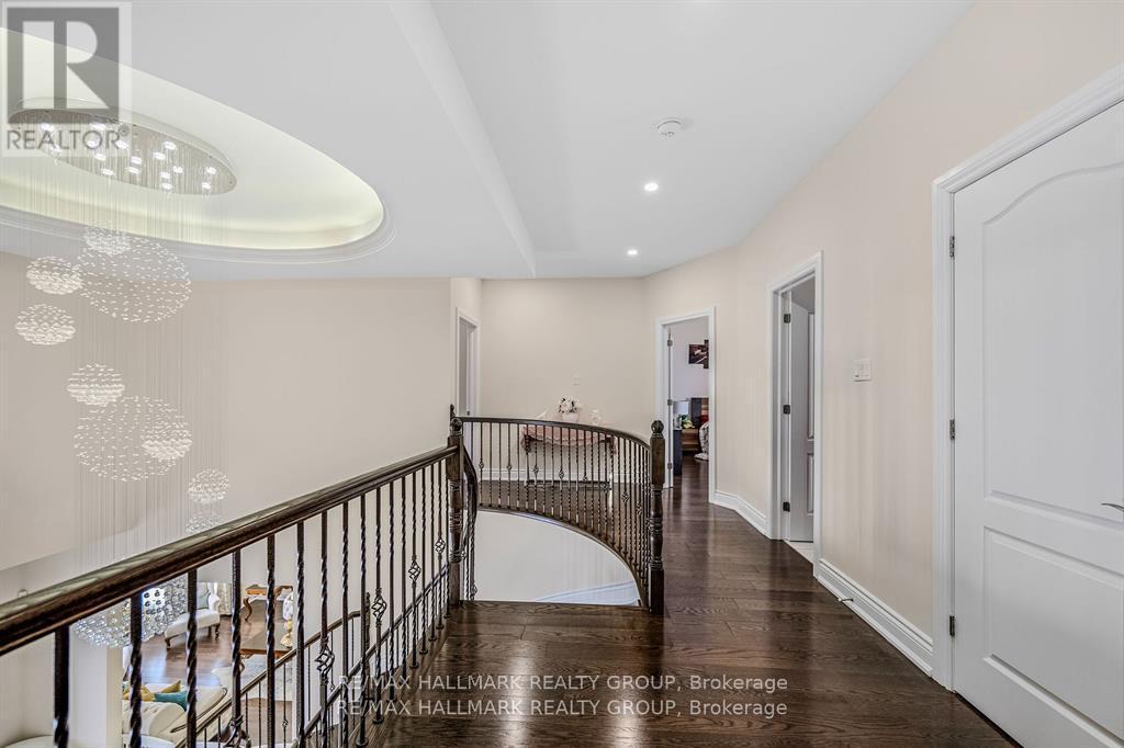 699 Ballycastle Crescent, Ottawa, ON - Indoor Photo Showing Other Room