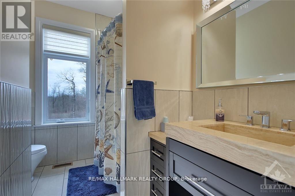 699 Ballycastle Crescent, Ottawa, ON - Indoor Photo Showing Bathroom