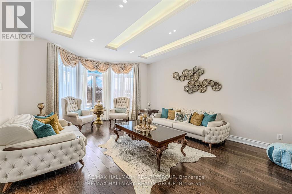 699 Ballycastle Crescent, Ottawa, ON - Indoor Photo Showing Living Room