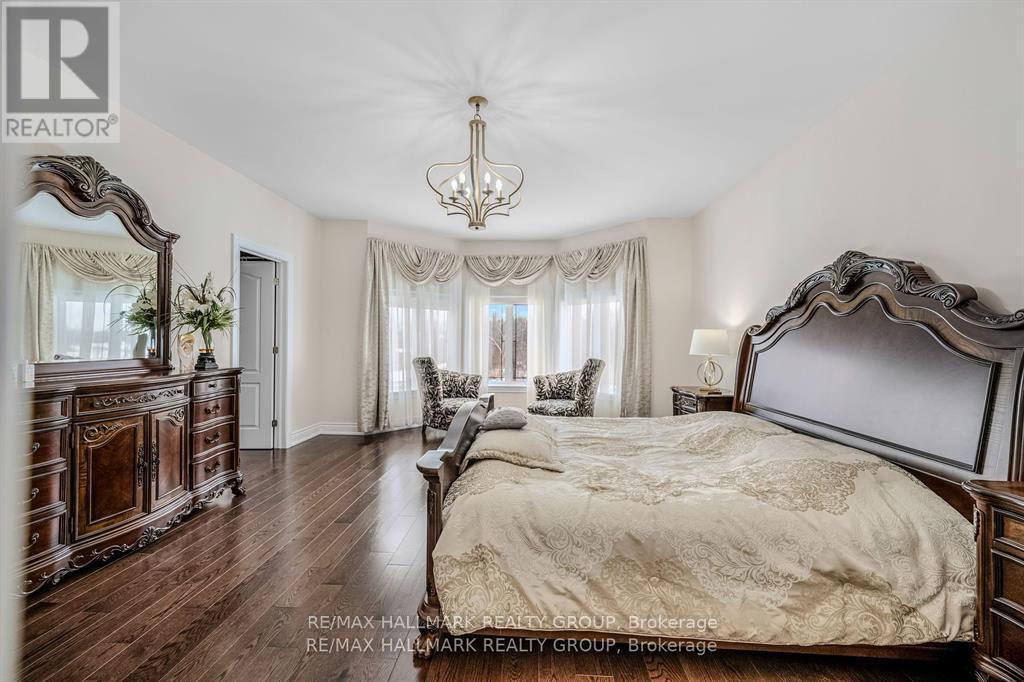 699 Ballycastle Crescent, Ottawa, ON - Indoor Photo Showing Bedroom