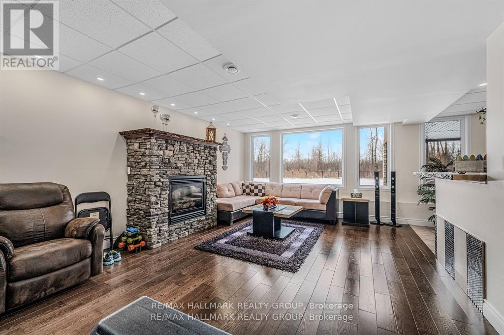 699 Ballycastle Crescent, Ottawa, ON - Indoor Photo Showing Living Room With Fireplace