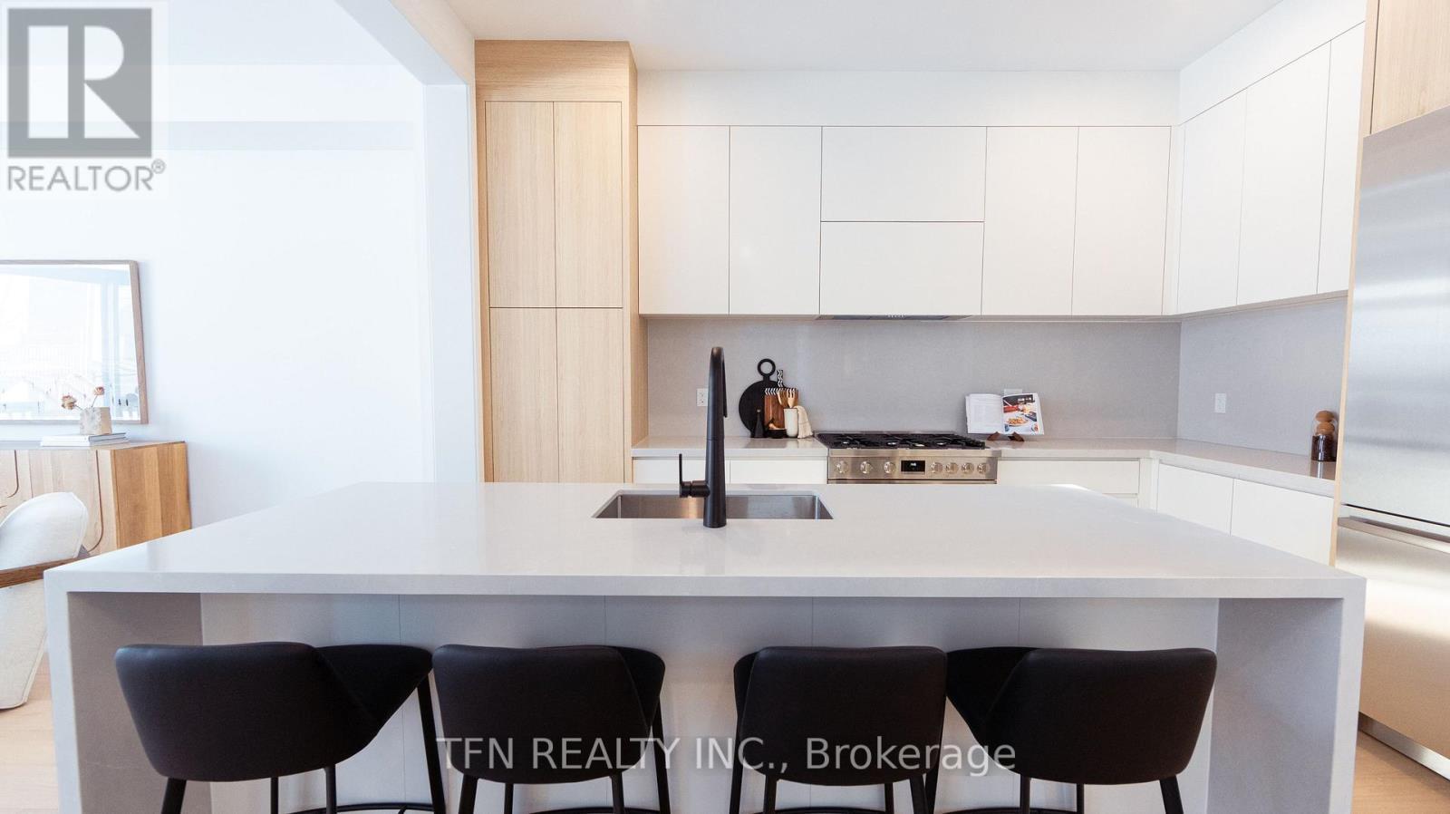 12 Imogene Court S, Richmond Hill, ON - Indoor Photo Showing Kitchen With Upgraded Kitchen