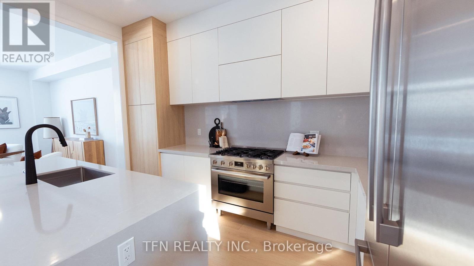 12 Imogene Court S, Richmond Hill, ON - Indoor Photo Showing Kitchen With Upgraded Kitchen