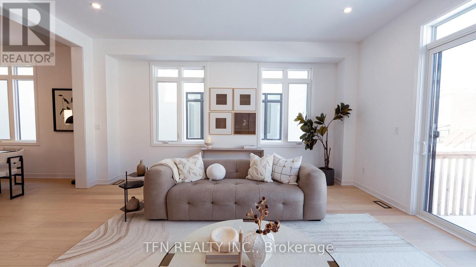 12 Imogene Court S, Richmond Hill, ON - Indoor Photo Showing Living Room