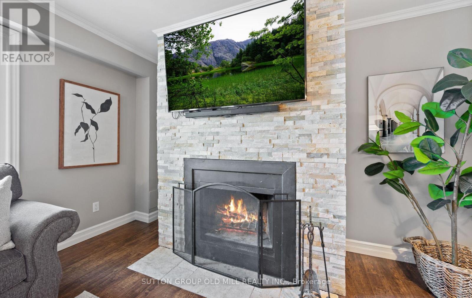 1433 Andros Boulevard, Mississauga, ON - Indoor Photo Showing Living Room With Fireplace