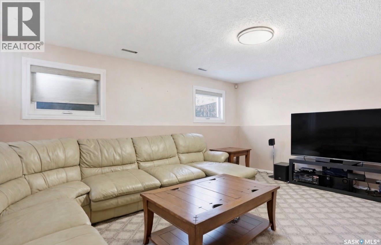 403 Bronson Crescent, Saskatoon, SK - Indoor Photo Showing Living Room