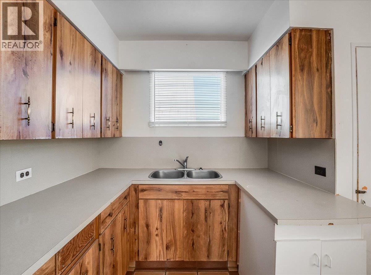 2172 Second Avenue, Trail, BC - Indoor Photo Showing Kitchen With Double Sink
