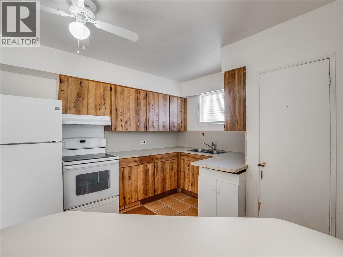 2172 Second Avenue, Trail, BC - Indoor Photo Showing Kitchen With Double Sink
