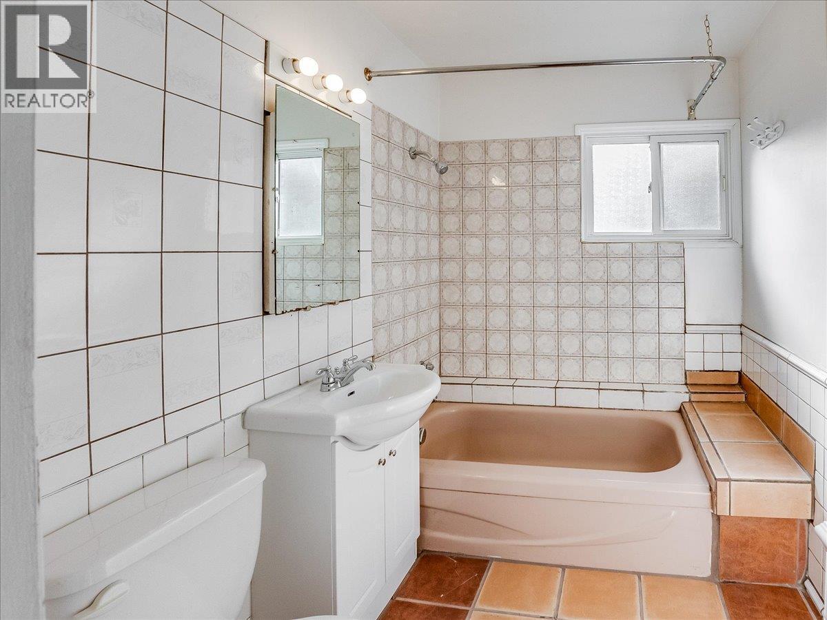 2172 Second Avenue, Trail, BC - Indoor Photo Showing Bathroom