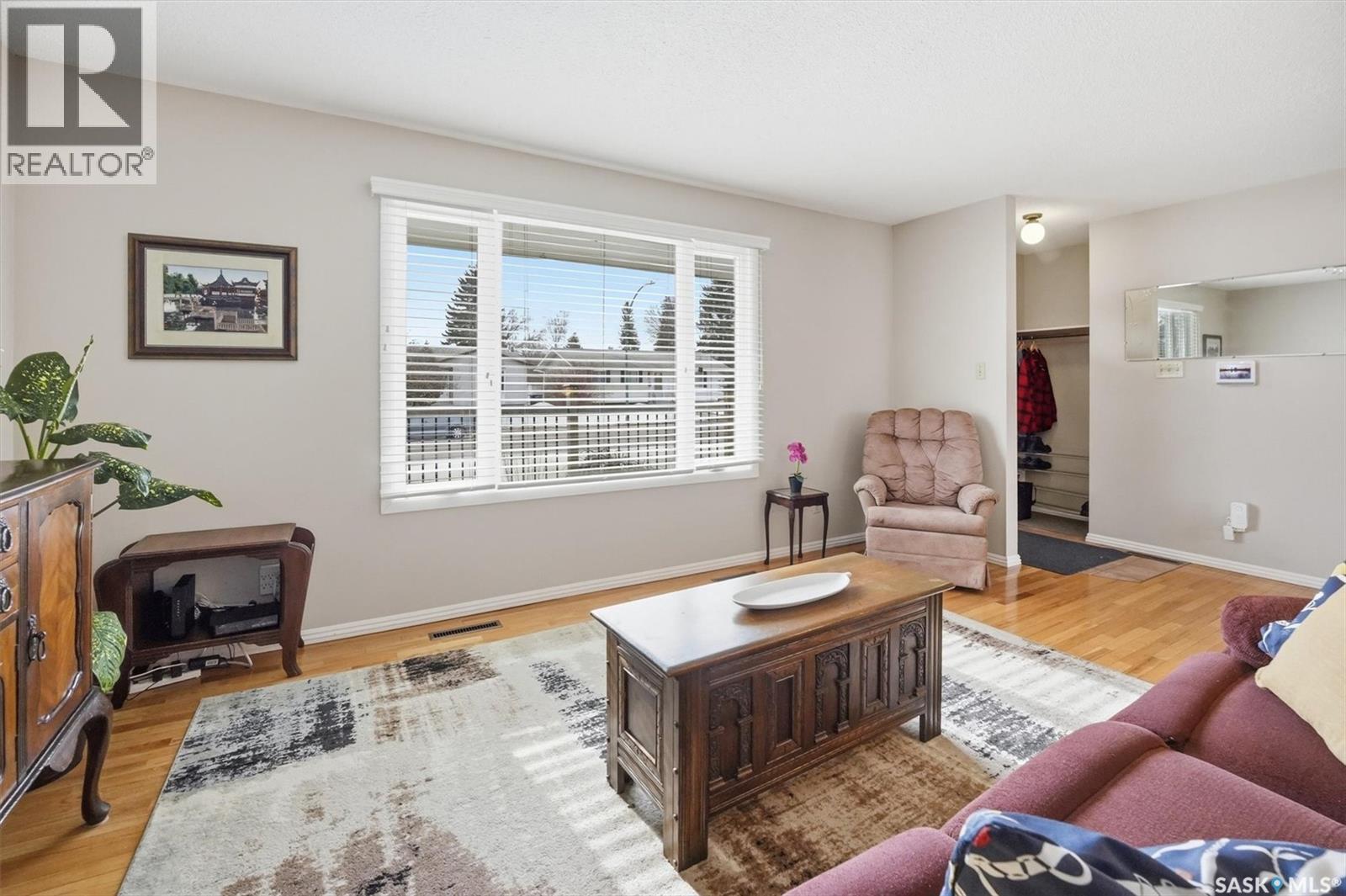 17 Malta Crescent, Saskatoon, SK - Indoor Photo Showing Living Room