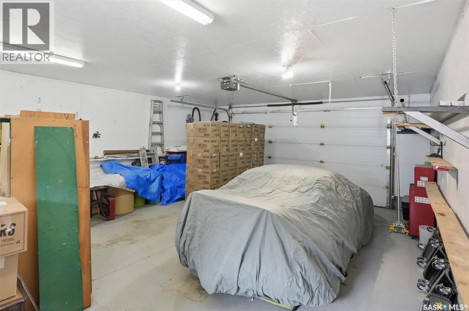 17 Malta Crescent, Saskatoon, SK - Indoor Photo Showing Garage