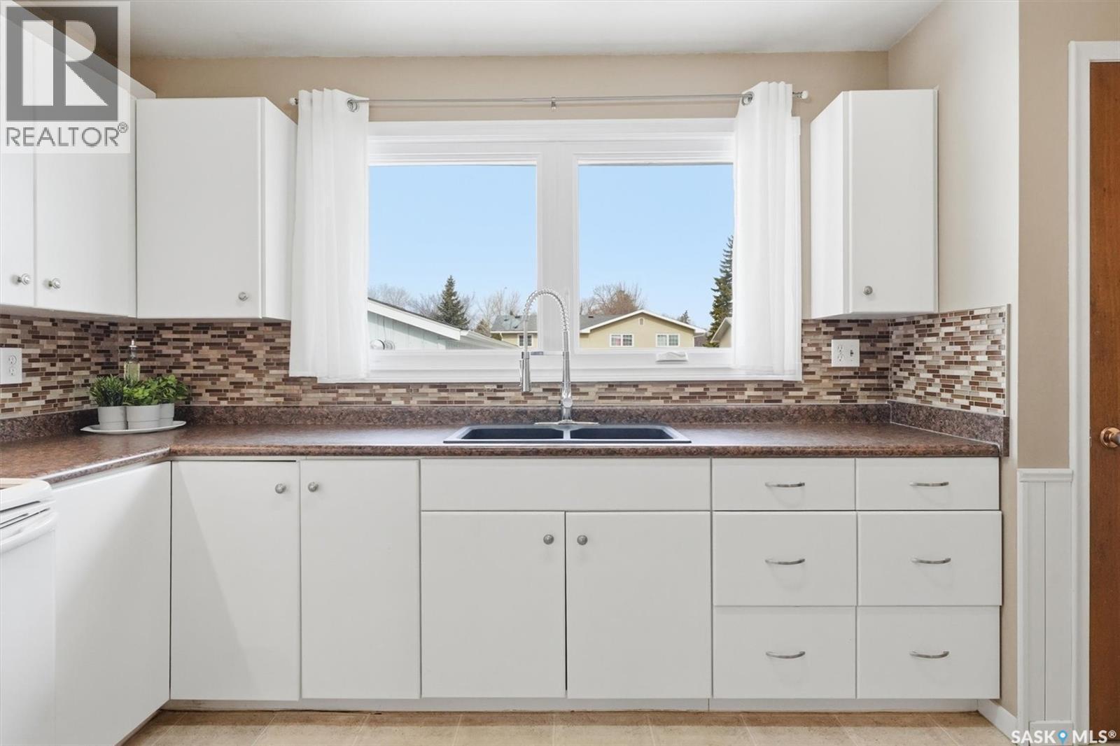 17 Malta Crescent, Saskatoon, SK - Indoor Photo Showing Kitchen With Double Sink