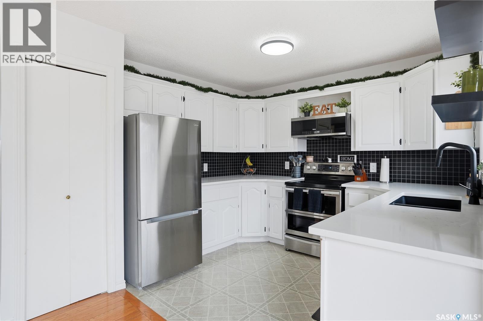 6719 Maplecrest Place, Regina, SK - Indoor Photo Showing Kitchen