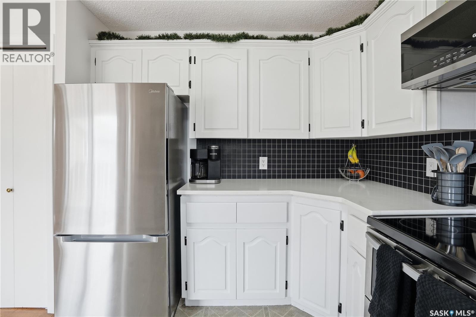 6719 Maplecrest Place, Regina, SK - Indoor Photo Showing Kitchen With Stainless Steel Kitchen