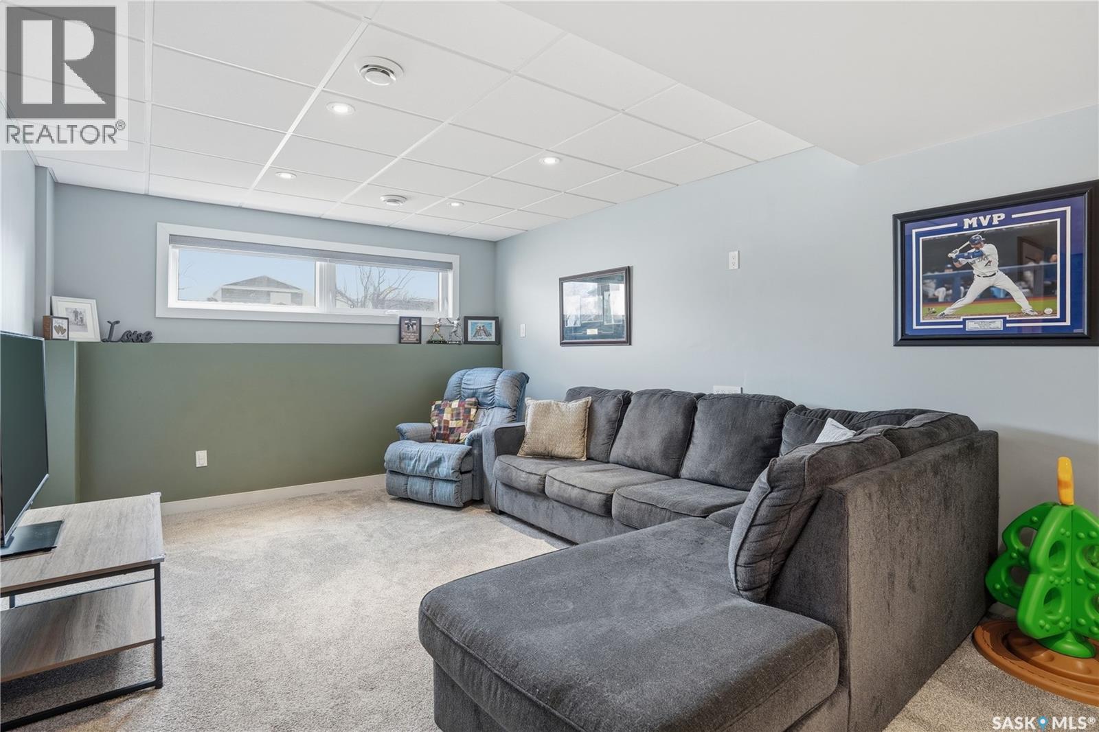 6719 Maplecrest Place, Regina, SK - Indoor Photo Showing Living Room