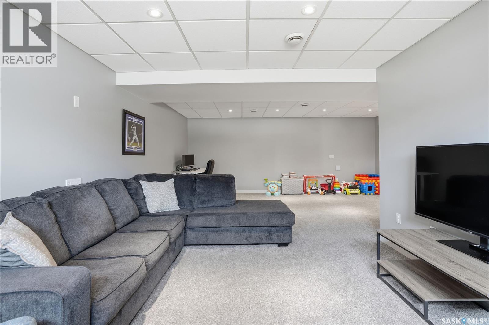 6719 Maplecrest Place, Regina, SK - Indoor Photo Showing Living Room