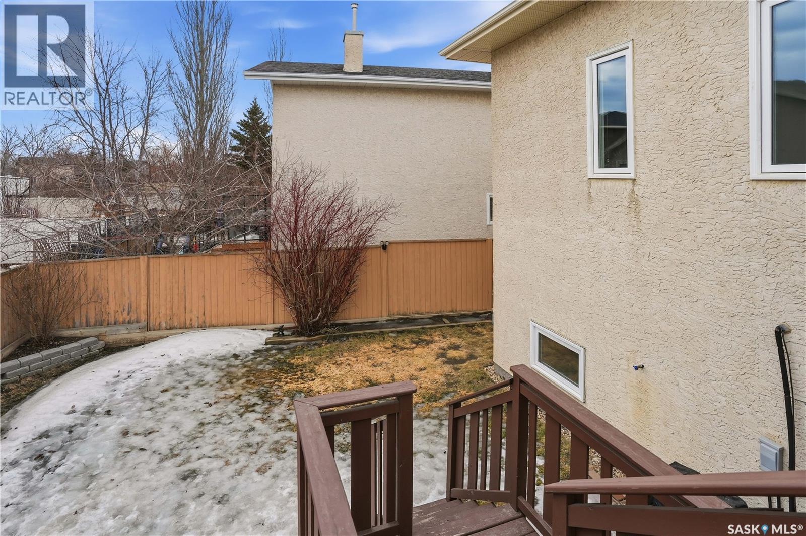 6719 Maplecrest Place, Regina, SK - Outdoor