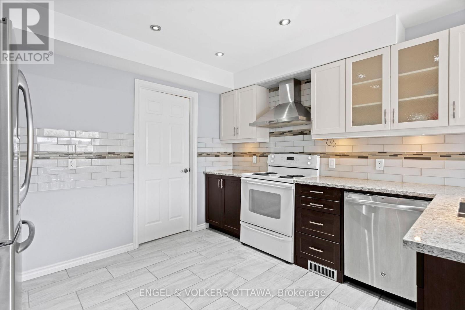 3 Balding Crescent, Ottawa, ON - Indoor Photo Showing Kitchen