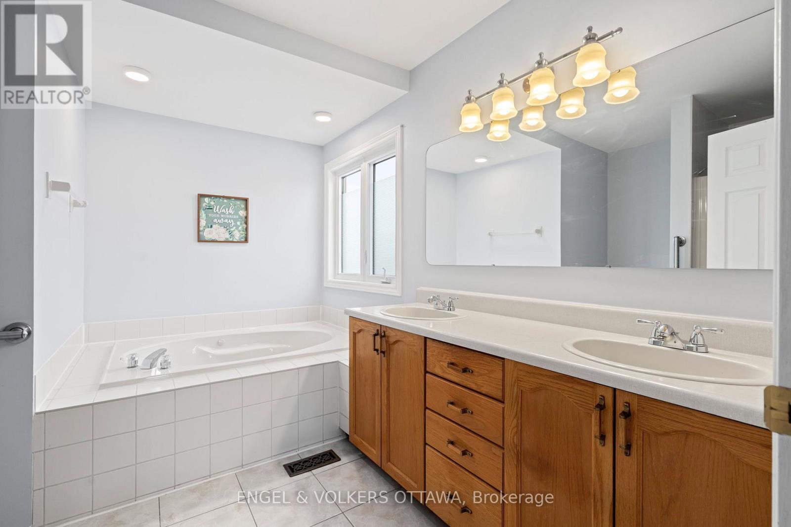 3 Balding Crescent, Ottawa, ON - Indoor Photo Showing Bathroom