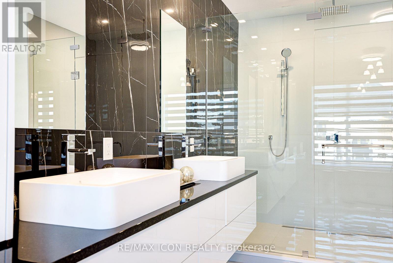 685 Meadowsweet Avenue, Waterloo, ON - Indoor Photo Showing Bathroom