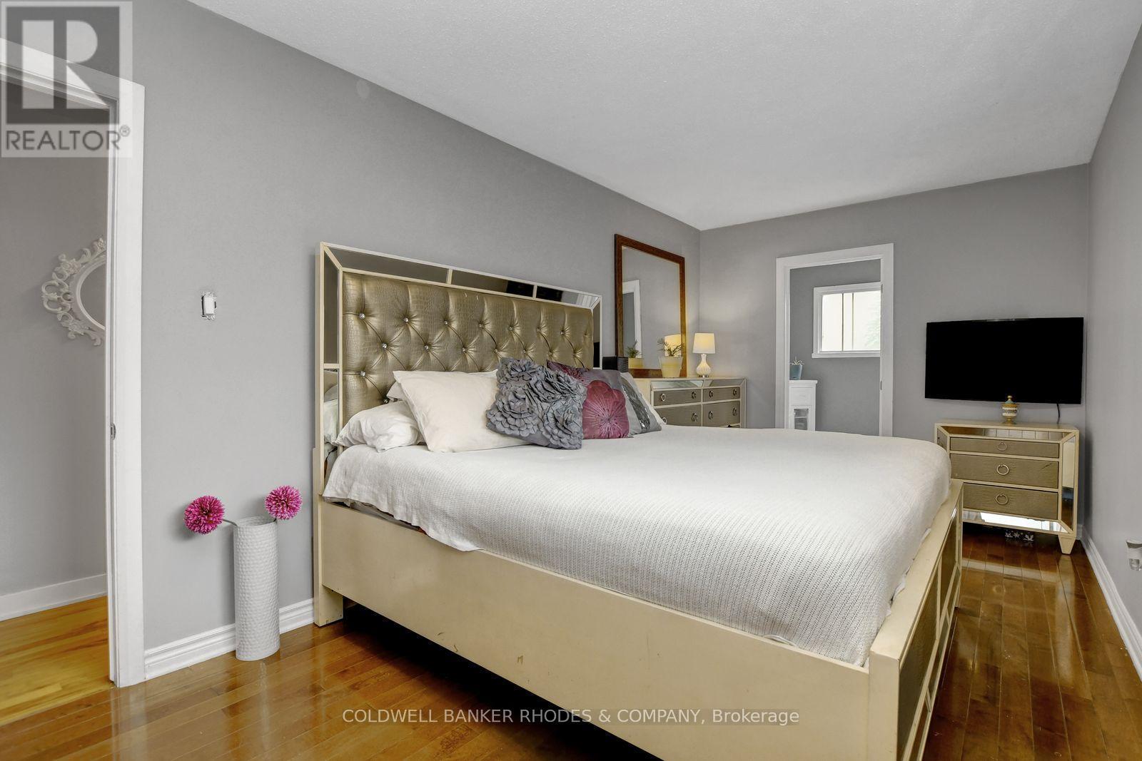 2424 Heaton Avenue, Ottawa, ON - Indoor Photo Showing Bedroom