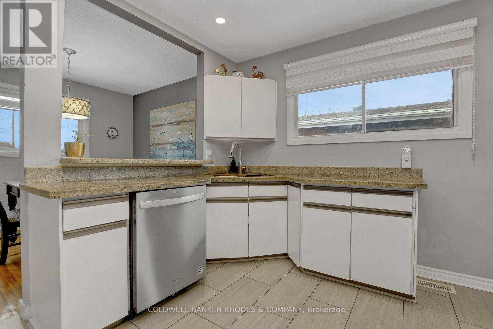 2424 Heaton Avenue, Ottawa, ON - Indoor Photo Showing Kitchen