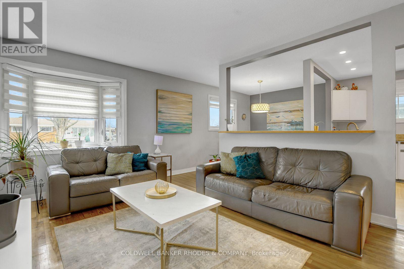 2424 Heaton Avenue, Ottawa, ON - Indoor Photo Showing Living Room