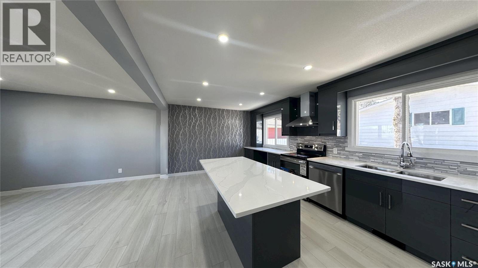 1607 9Th Avenue N, Saskatoon, SK - Indoor Photo Showing Kitchen With Double Sink With Upgraded Kitchen
