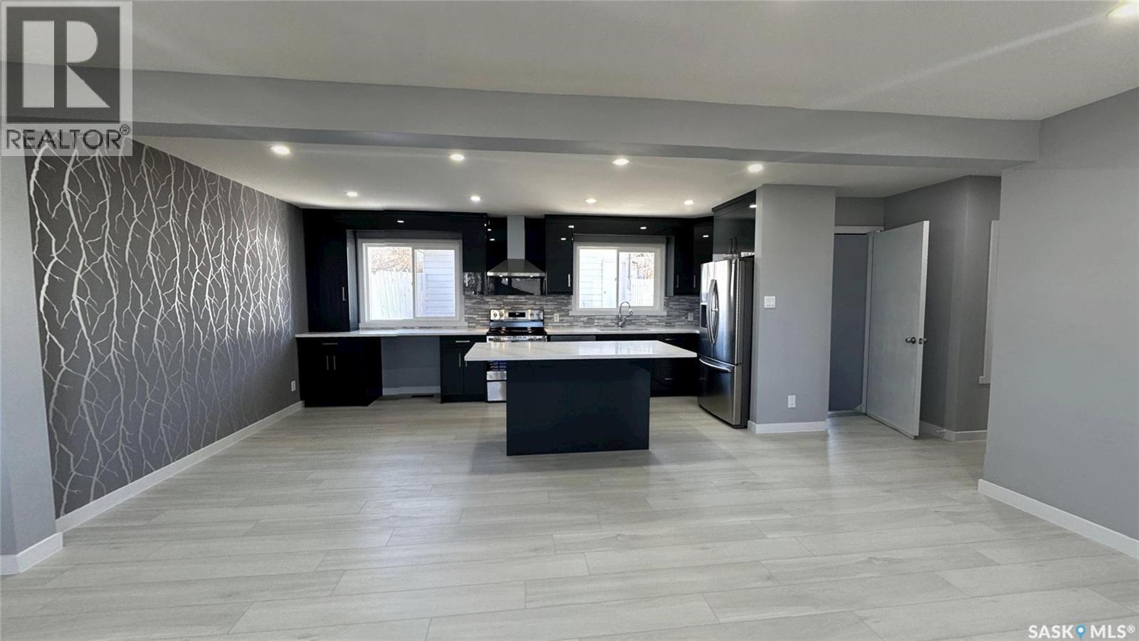 1607 9Th Avenue N, Saskatoon, SK - Indoor Photo Showing Kitchen With Upgraded Kitchen