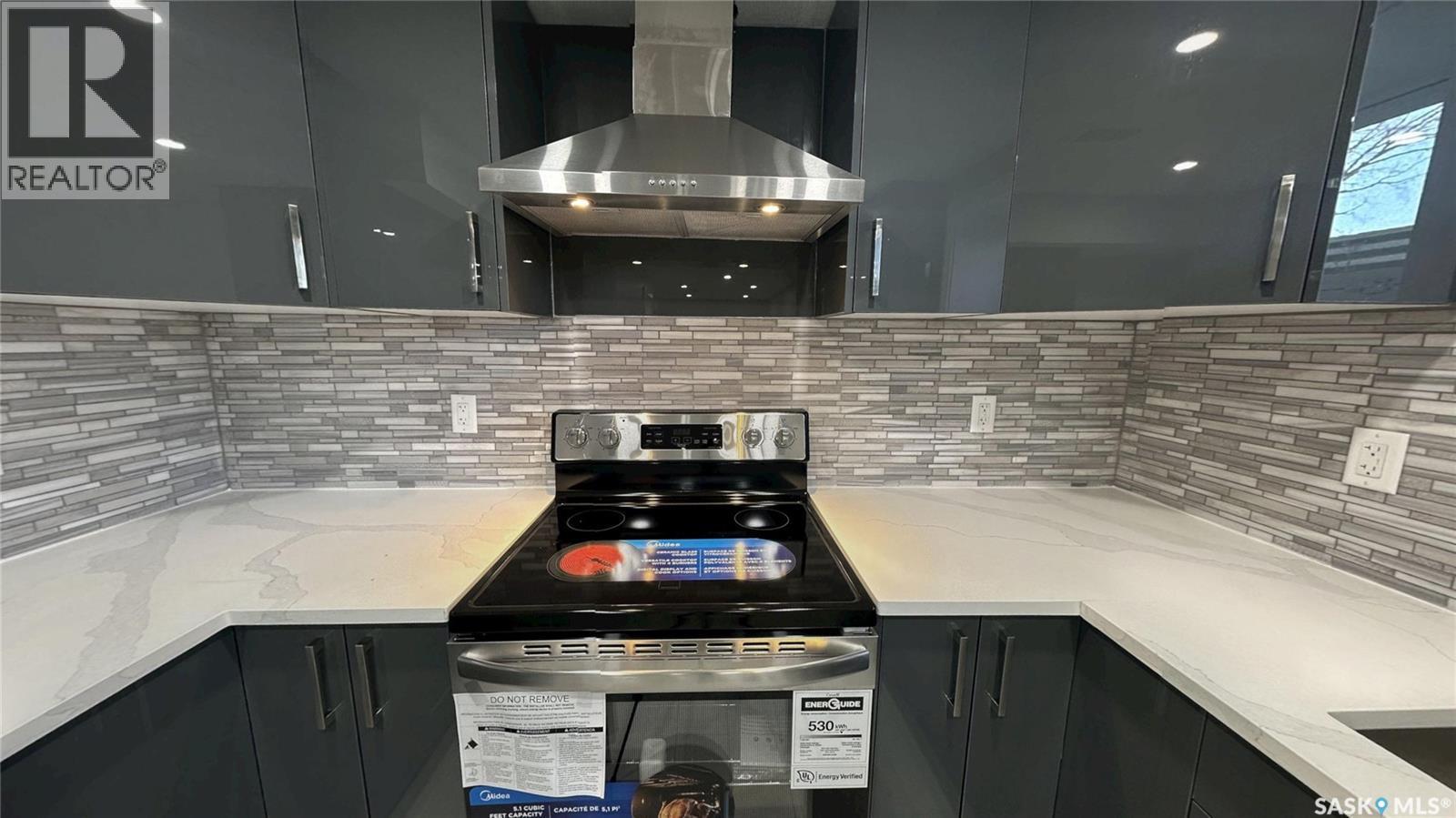 1607 9Th Avenue N, Saskatoon, SK - Indoor Photo Showing Kitchen With Upgraded Kitchen