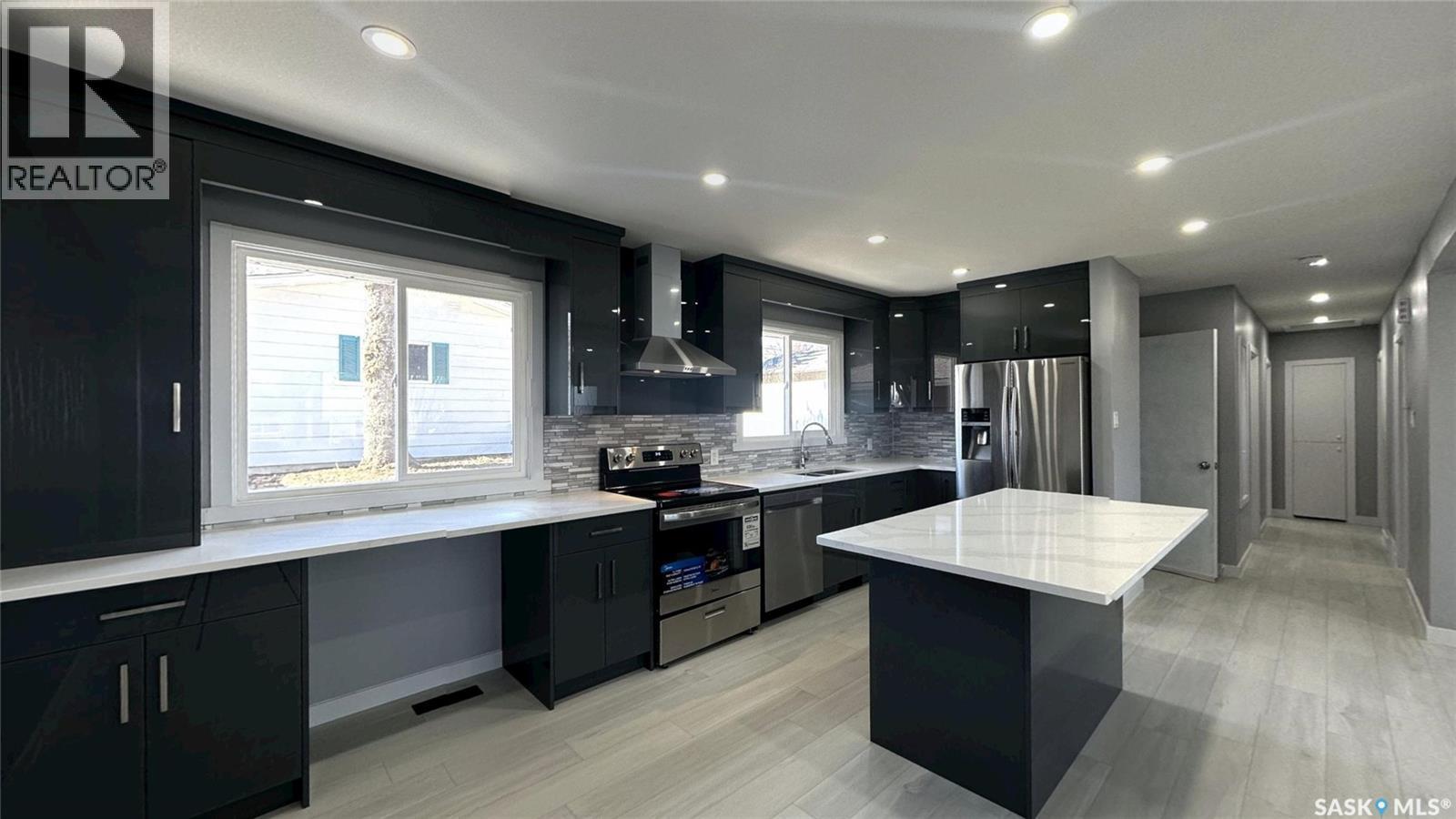 1607 9Th Avenue N, Saskatoon, SK - Indoor Photo Showing Kitchen With Upgraded Kitchen