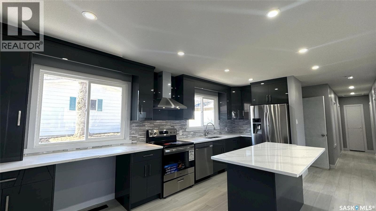 1607 9Th Avenue N, Saskatoon, SK - Indoor Photo Showing Kitchen With Upgraded Kitchen