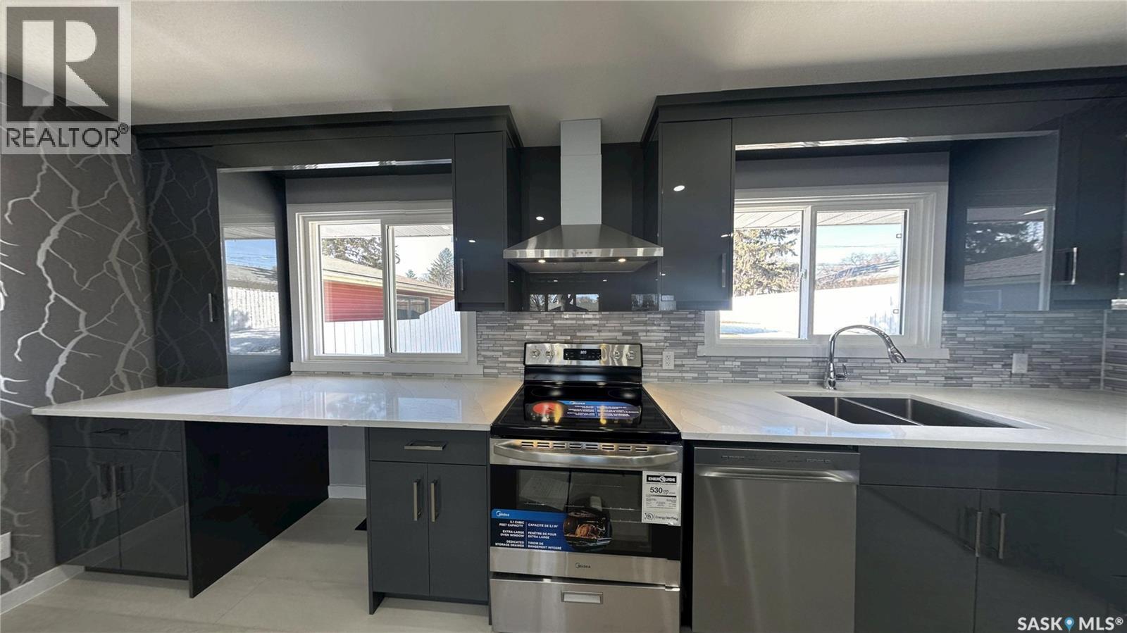 1607 9Th Avenue N, Saskatoon, SK - Indoor Photo Showing Kitchen With Double Sink With Upgraded Kitchen