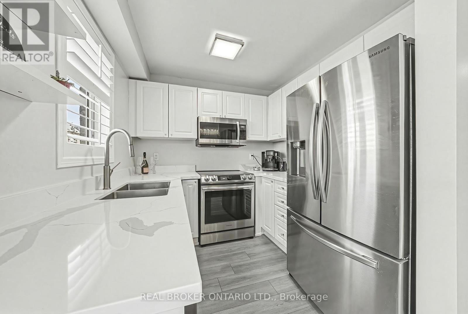 2259 Seton Crescent, Burlington, ON - Indoor Photo Showing Kitchen With Double Sink