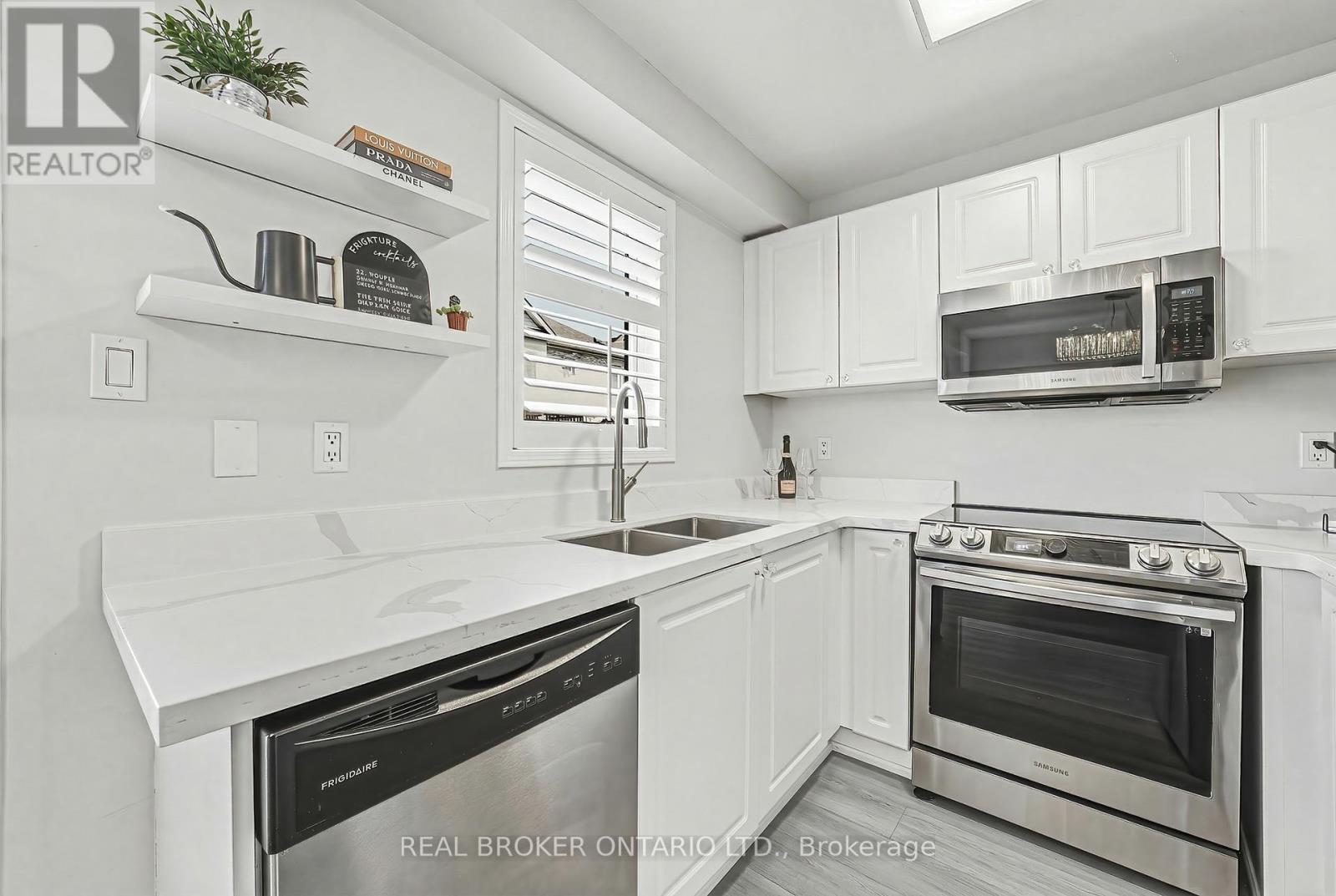 2259 Seton Crescent, Burlington, ON - Indoor Photo Showing Kitchen With Double Sink