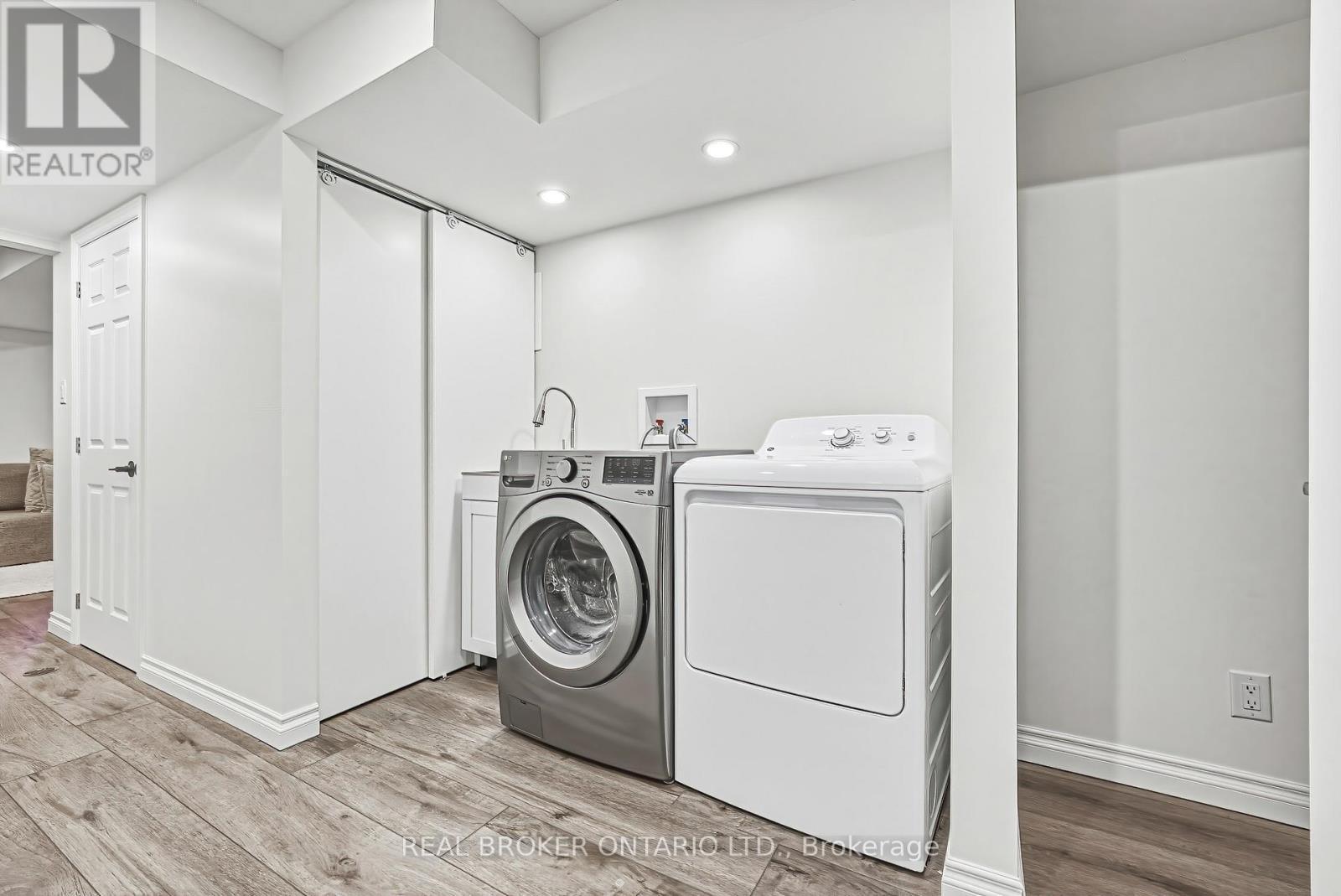 2259 Seton Crescent, Burlington, ON - Indoor Photo Showing Laundry Room