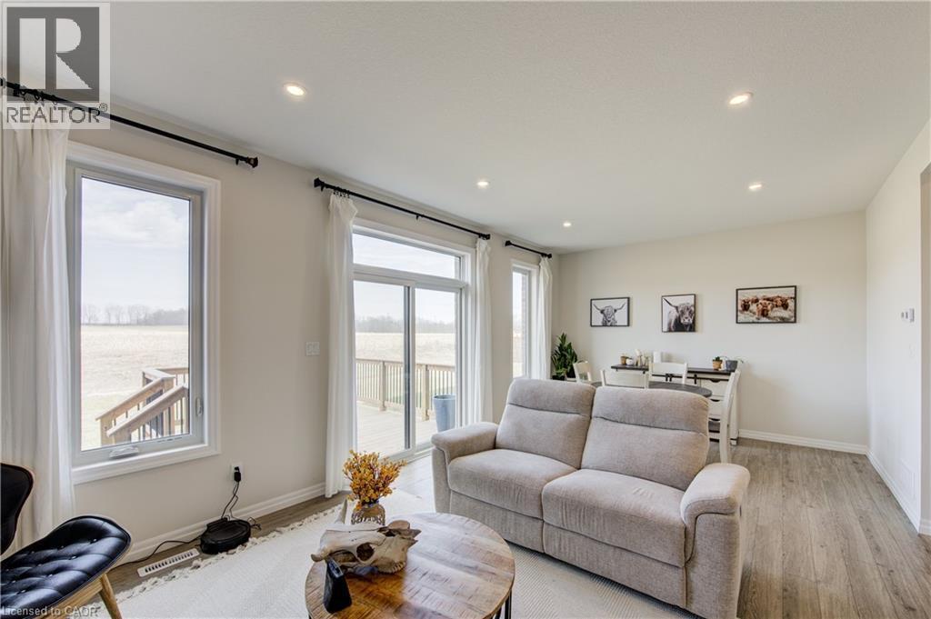 38 Canary Street, Tillsonburg, ON - Indoor Photo Showing Living Room